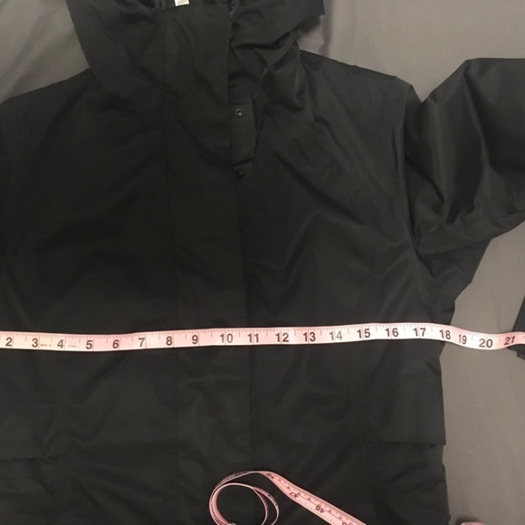 Lululemon Insulated Jacket waterproof size 4 Black RARE NEW CONDITION - Picture 11 of 11
